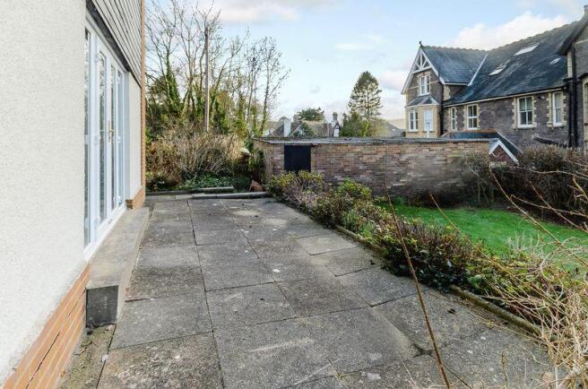 Patio at rear ...