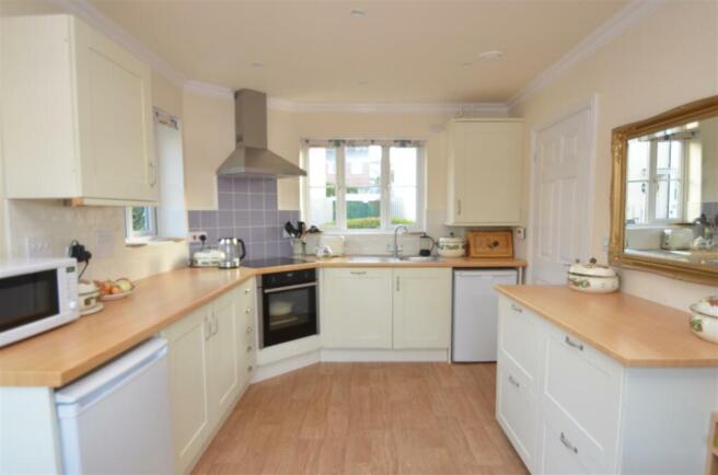 KITCHEN/DINING ROOM