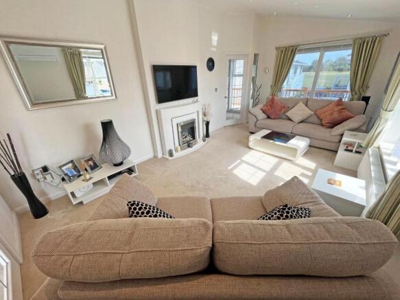 Lounge1.jpg