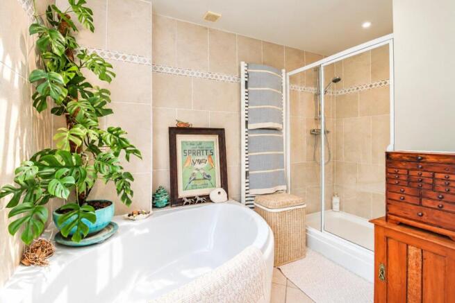 5 bed Detached for sale Image 11