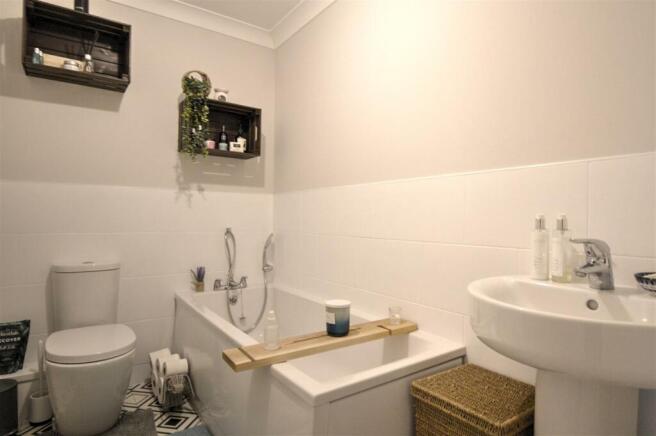 FAMILY BATHROOM/W.C.
