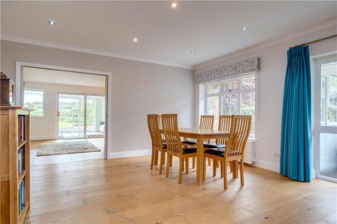 4 bed Town House for sale Image 5