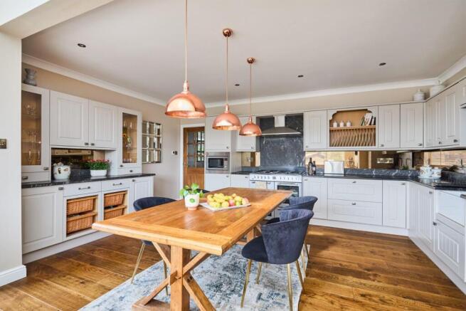 4 bed Detached for sale Image 8
