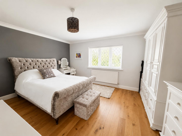 5 bed Detached for sale Image 11