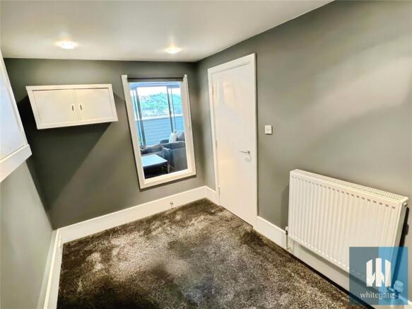 2 bed Penthouse to rent Image 12