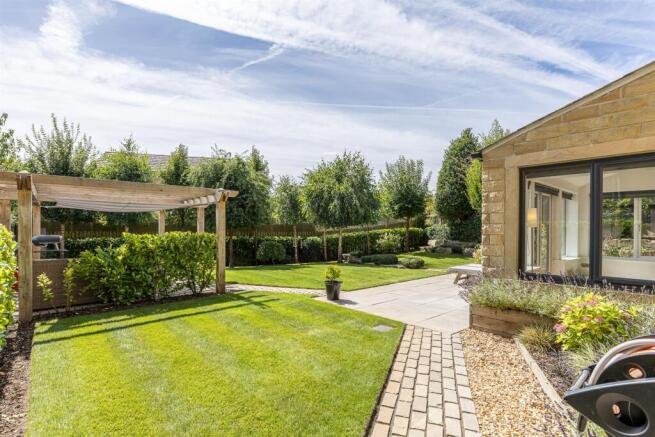 4 bed House for sale Image 4