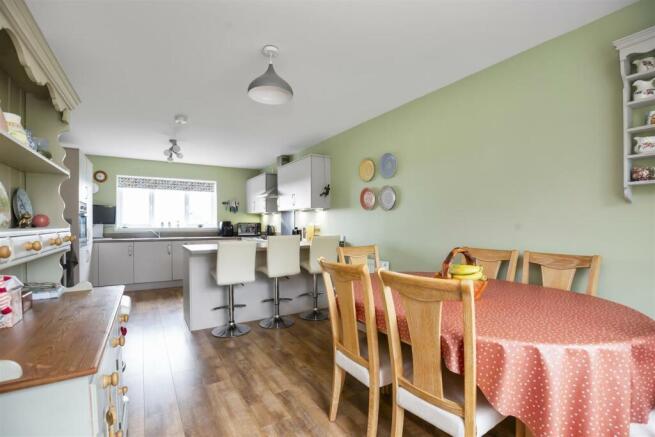 32 Wallace Crescent 9.jpg