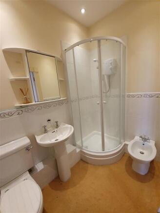 bed 1 en-suite.jpg