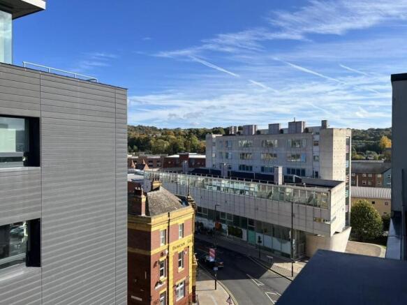 2 bed Apartment to rent Image 8