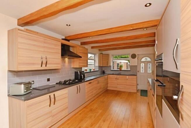 5 bed Detached for sale Image 10