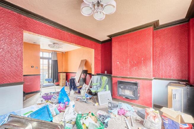 OPEN PLAN LOUNGE AND DINING SPACE