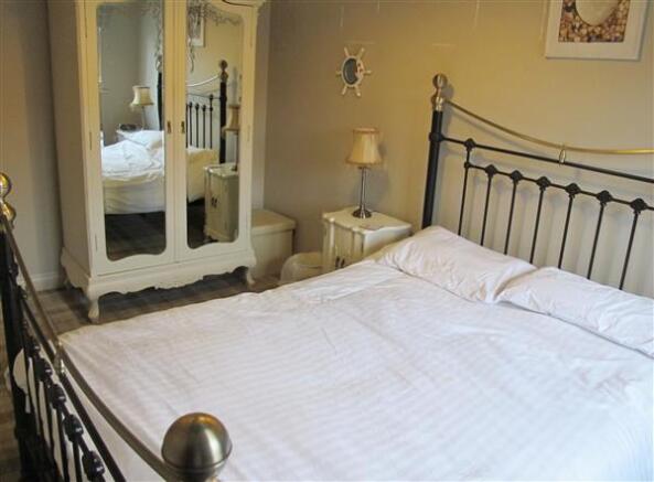 Bedroom (rear)