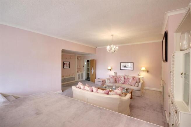 6 bed Detached for sale Image 10