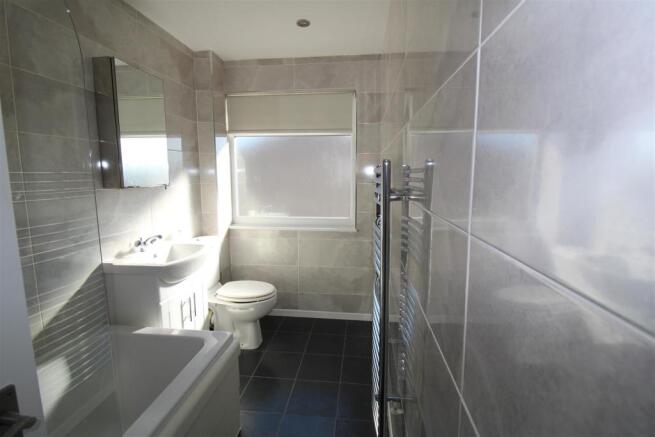 52 Kingswood Road 2021 bathroom.jpg