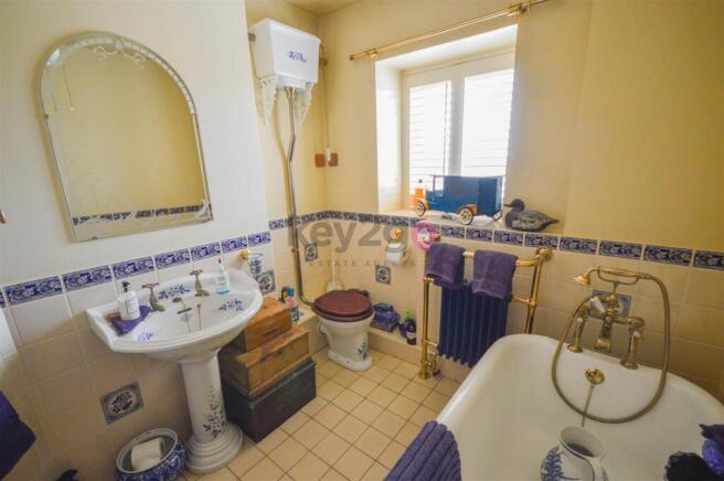 4 bed Detached for sale Image 7
