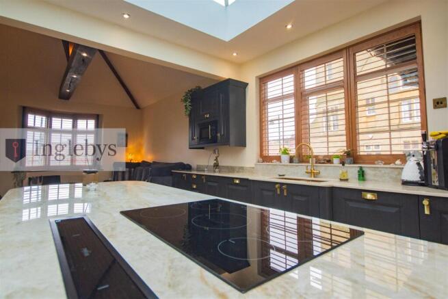 6 bed Detached for sale Image 8