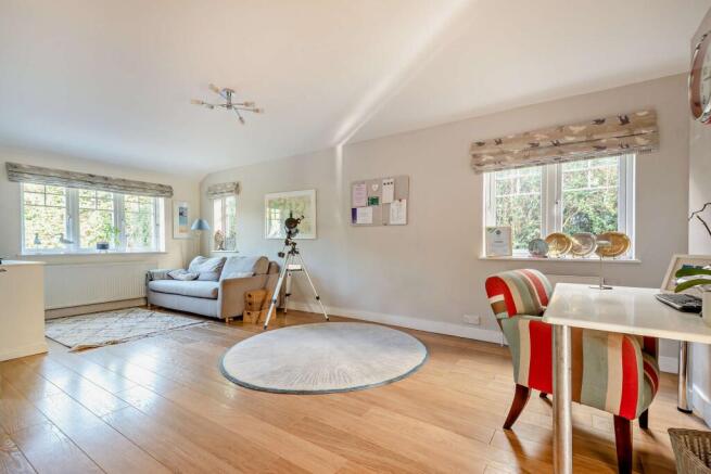 4, Valley Lane, Lower Bourne, Farnham, Surrey photo 4