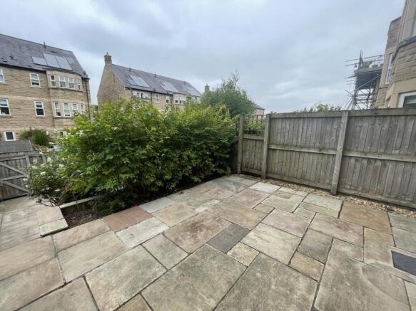 4 bed House to rent Image 8