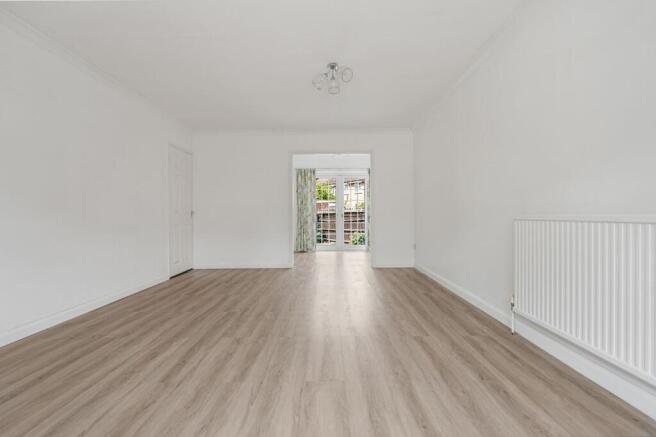 Kingfisher Drive, Staines-upon-Thames, TW18 photo 4