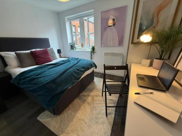 6 bed Apartment to rent Image 7