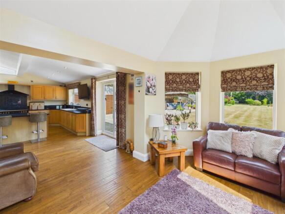 4 bed Detached for sale Image 7