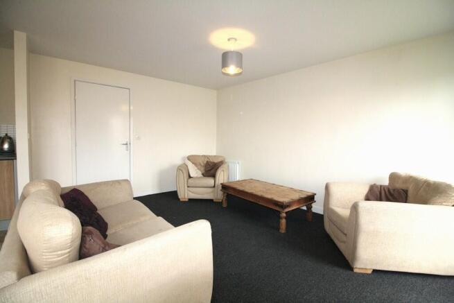 2 bed Apartment to rent Image 4