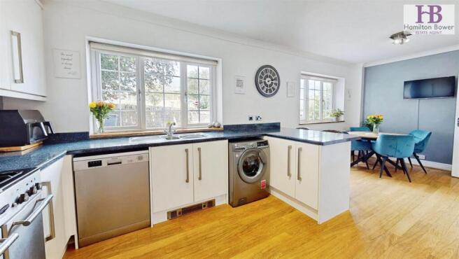 4 bed Detached for sale Image 7