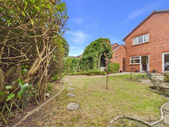 4 bed Detached for sale Image 9