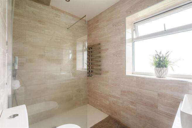 4 bed Detached for sale Image 10