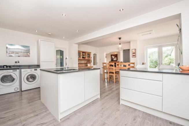 4 bed Detached for sale Image 6