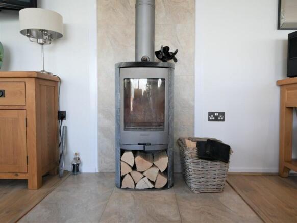 LOUNGE FEATURE