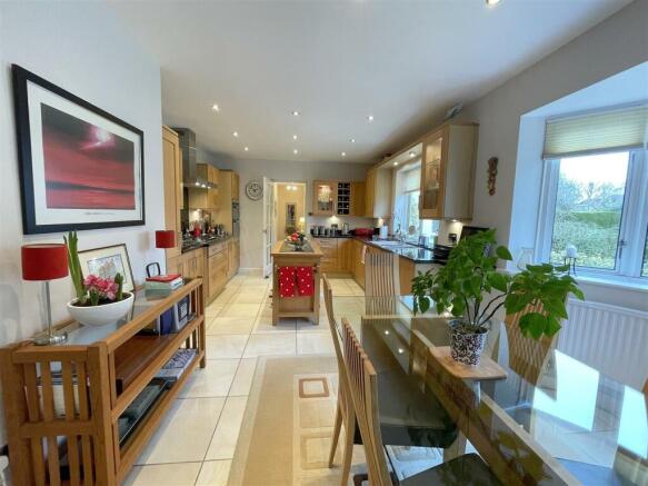 Kitchen breakfast room.jpg