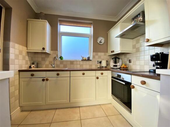 Modern Fitted Kitchen 930