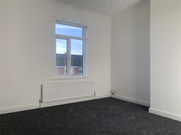 3 bed Flat to rent Image 6