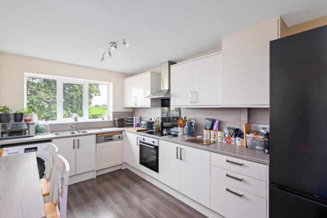 4 bed Detached to rent Image 6