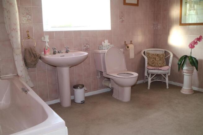 BATHROOM/W.C
