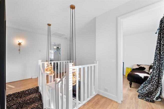 FIRST FLOOR GALLERIED LANDING