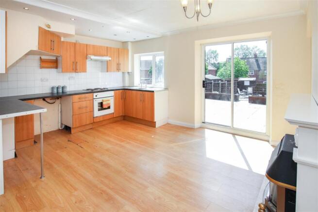 OPEN PLAN "L" SHAPED LOUNGE / KITCHEN / DINER