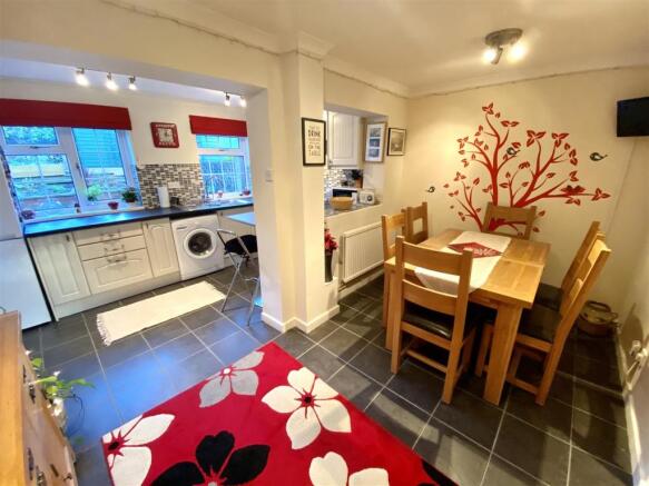 KITCHEN/DINING ROOM