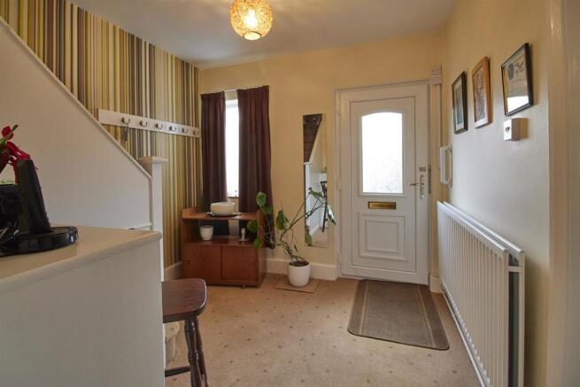 SPACIOUS ENTRANCE HALLWAY