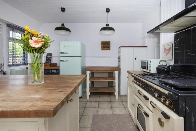 4 bed Detached Bungalow for sale Image 11
