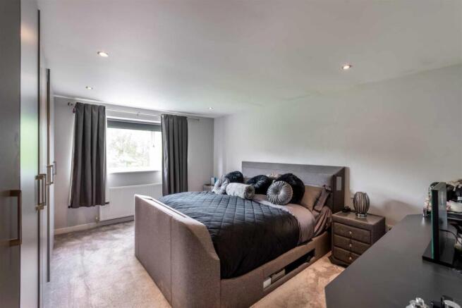 5 bed Detached for sale Image 10