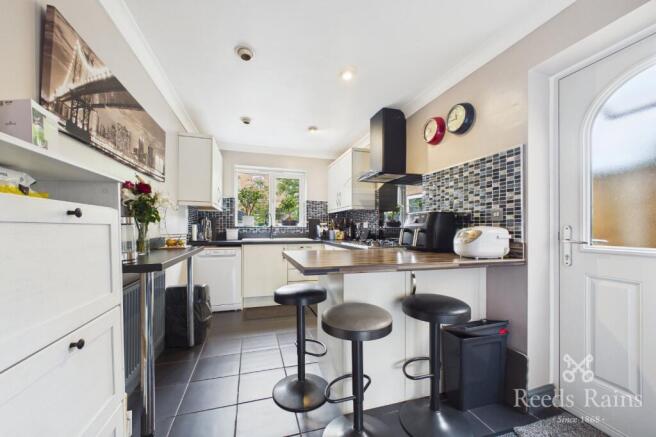 5 bed Detached for sale Image 7