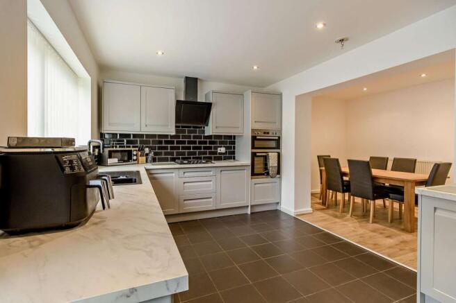 4 bed Semi-Detached for sale Image 6