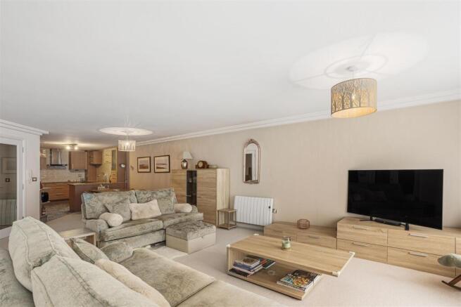 3 bed Apartment for sale Image 6
