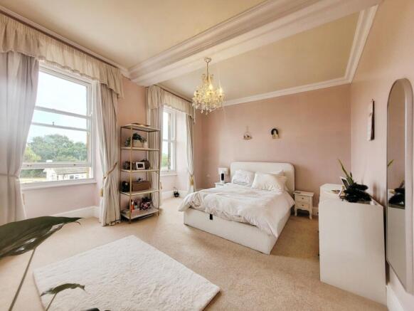 3 bed Flat for sale Image 5