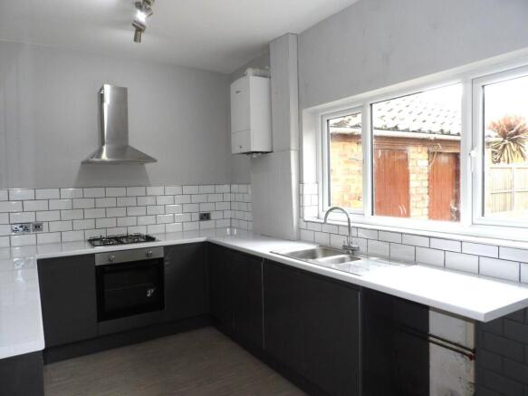 2 bed Terraced to rent Image 4