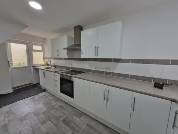 2 bed Terraced to rent Image 6