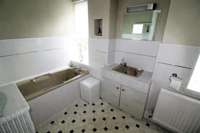 bathroom ...JPG