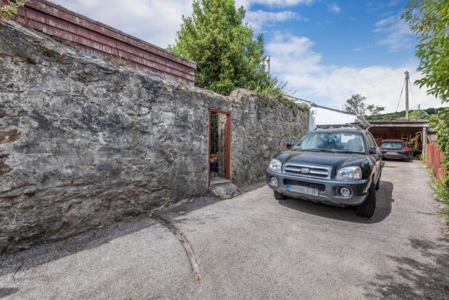 DRIVEWAY / PPARKING